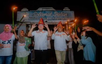 Paslon Delis-Djira Disambut Arak-Arakan Obor di Desa Koya, Warga Optimistis Kemenangan Bakal Terulang