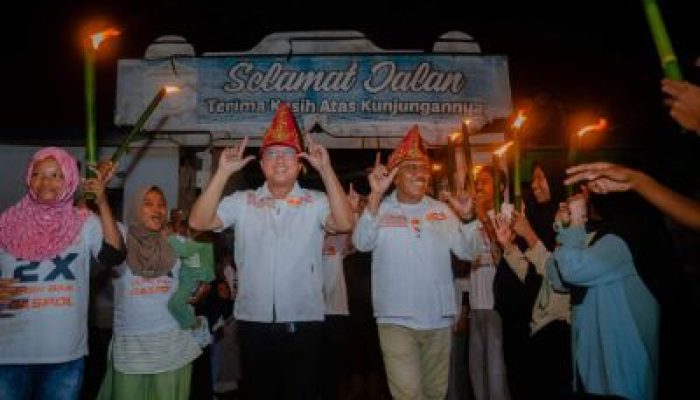 Paslon Delis-Djira Disambut Arak-Arakan Obor di Desa Koya, Warga Optimistis Kemenangan Bakal Terulang