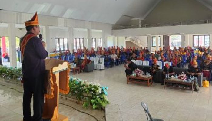 Sesepuh Mori Mayjen TNI (Purn) Agusto Hambuako, Hadiri Sosialisasi Dewan Adat di Desa Beteleme