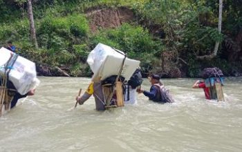 Kawal Logistik Pilkada 2024, Dua Polisi di Banggai Berjibaku Jalan Kaki Lewati Gunung dan Sungai Berarus