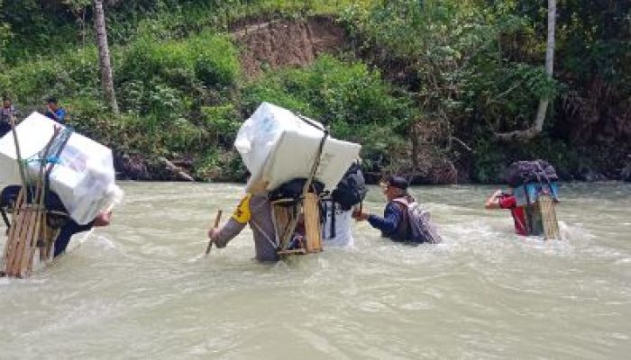 Kawal Logistik Pilkada 2024, Dua Polisi di Banggai Berjibaku Jalan Kaki Lewati Gunung dan Sungai Berarus