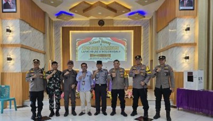 Bersama Dirkrimum Polda Sulteng, Kapolres Morut Mengecek Langsung Pengamanan Pemungutan Suara di TPS
