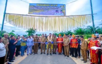 Disambut Warga Dengan Gembira, Bupati Morut Resmikan Jalan Aspal Desa Lanumor