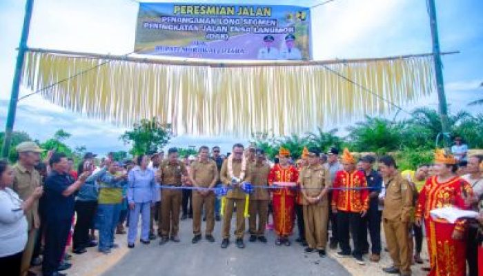 Disambut Warga Dengan Gembira, Bupati Morut Resmikan Jalan Aspal Desa Lanumor