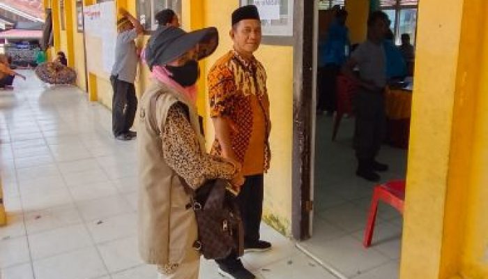 Wakil Ketua DPRD Bangkep dan Camat Liang, Ikut Memilih di Desa Liang