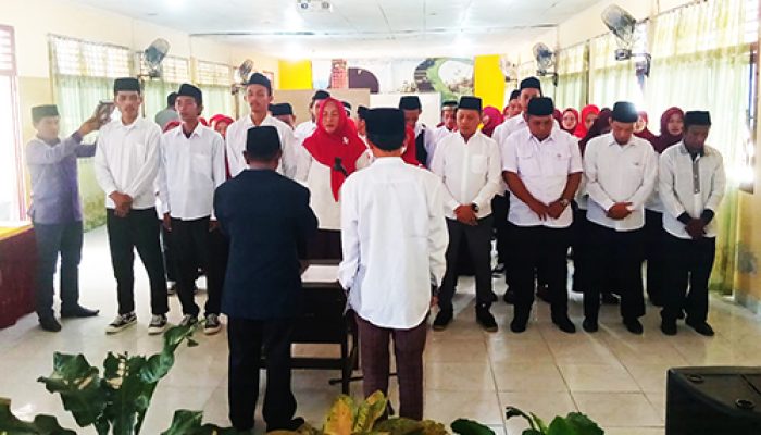 42 Panwas Kecamatan Ratolindo diambil sumpah dan janjinya