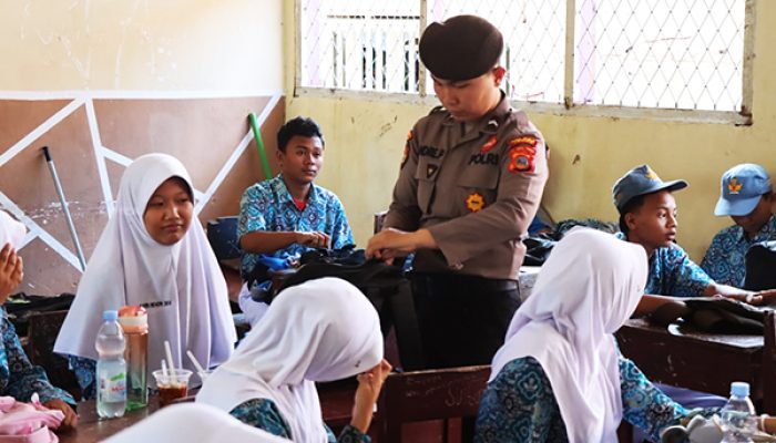 Personel Gabungan Polres Tojo Una-Una Lakukan Pengeledahan di Dua Sekolah