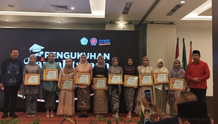 FISIP Unismuh Luwuk Gelar Pengukuhan Lulusan Sarjana, 10 Terbaik Raih Penghargaan