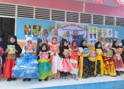 Kepsek TK Midaarul Ulum DDI Kilongan Dorong Literasi Anak melalui Pemberian Buku Bacaan
