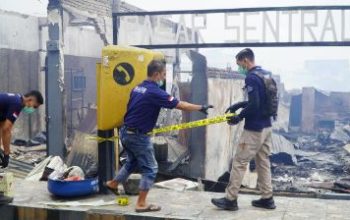 Diduga Korsleting, Tim Inafis Polres Banggai Olah TKP Awal Kebakaran Pasar Sentral Luwuk