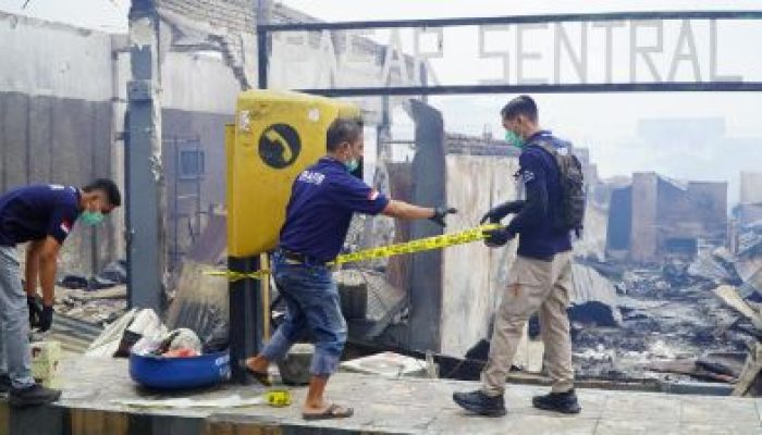 Diduga Korsleting, Tim Inafis Polres Banggai Olah TKP Awal Kebakaran Pasar Sentral Luwuk