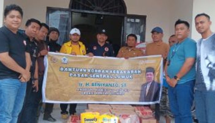 Beniyanto Tamoreka Berikan Bantuan Untuk Korban Kebakaran Pasar Central Luwuk
