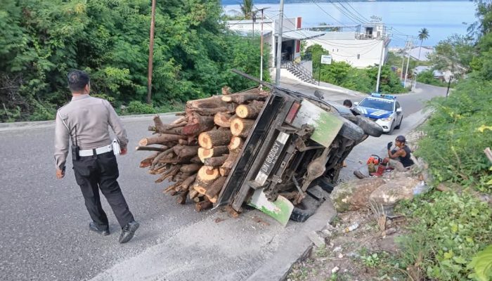 Polisi Bantu Evakuasi Laka Tunggal, Akibat Rem Blong di Tanjakan Bukit Halimun Luwuk