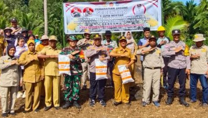 Dukung Program Presiden Prabowo, Camat Liang Laksanakan Penanaman Serentak Jagung 1 Juta Hektar