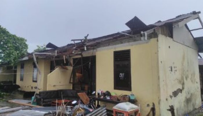 Diterjang Angin Puting Beliung, Asrama Polsek Balantak Rusak Berat