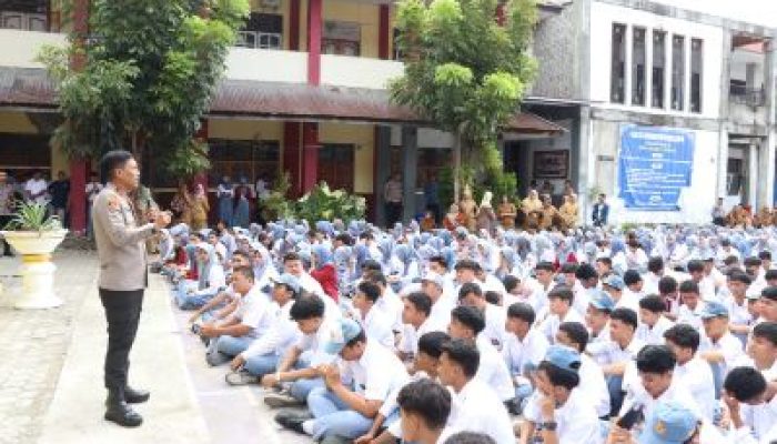 Wakapolda Sulteng Reuni Dengan Guru Sekolahnya, Semangati Pelajar di Luwuk