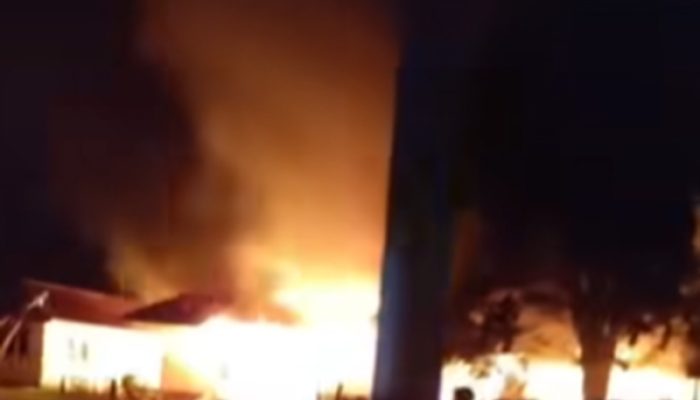 RUMDIS GURU DIDESA TAMPABATU PADAULOYO KECAMATAN AMPANA TETE DILALAP KOBARAN API