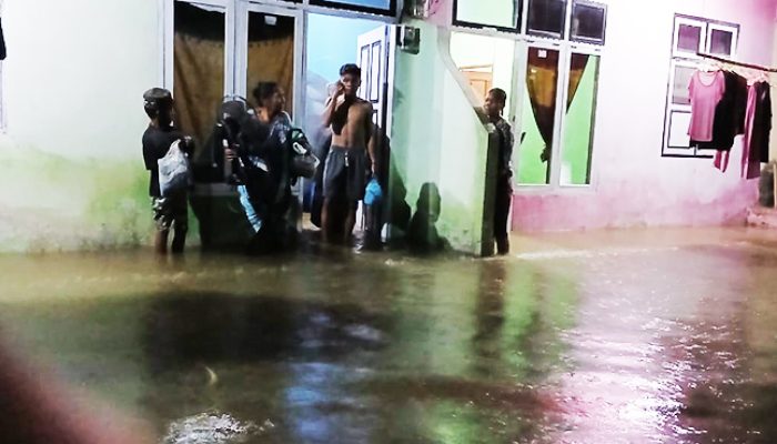 Fenomental Manakala Jeritan Masyarakat Menatap Nanar Air Banjir Memasuki Rumah dan Pemukiman Mereka