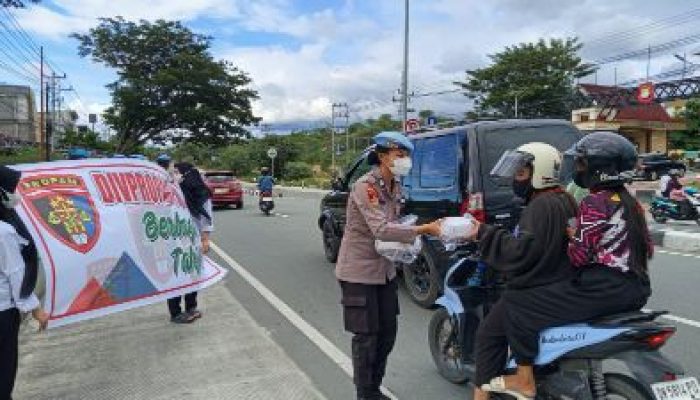 Divpropam Polri Gelar Program Bagi Takjil di Depan Mapolda Sulteng