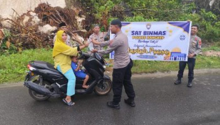 Jalin Silaturahmi Dengan  Masyarakat Kautu, Polres Bangkep Bagikan Takjil Untuk Berbuka Puasa Gratis
