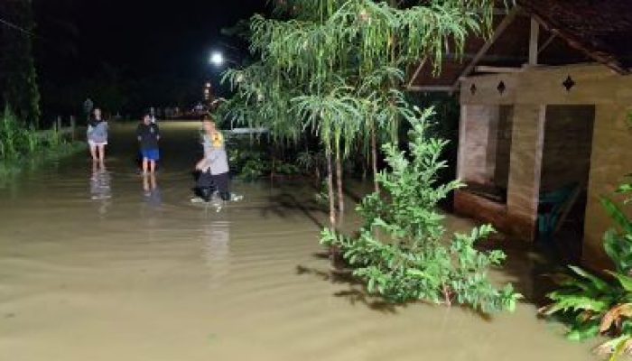 Kapolsek Balantak, Pantau Rumah Warga di Desa Resarna Yang Tergenang Banjir