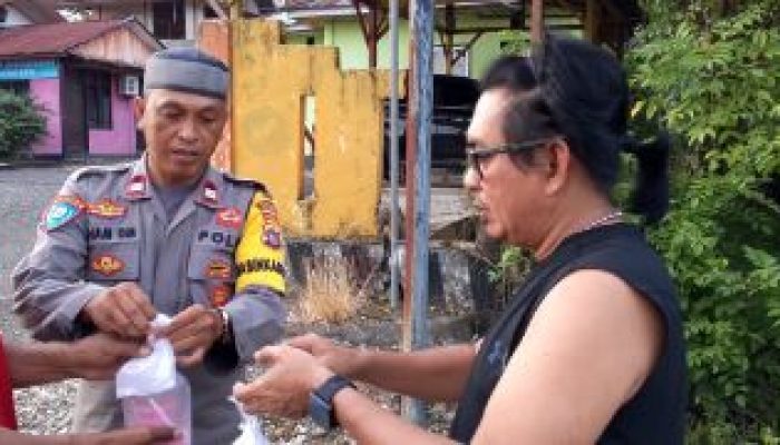 Polsek Batui Bagikan Ratusan Takjil Kepada Pengendara