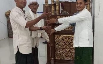 Ketua DPRD Bangkep, Serahkan Bantuan Mimbar di Mesjid Tobungin Tinangkung Selatan
