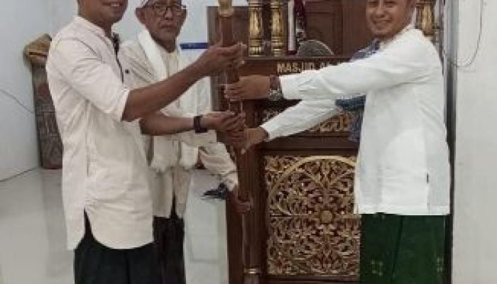 Ketua DPRD Bangkep, Serahkan Bantuan Mimbar di Mesjid Tobungin Tinangkung Selatan