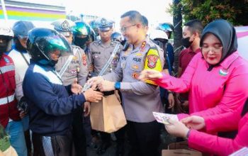 Dukung Tugas Suami, Bhayangkari Cabang Banggai Bagikan Takjil