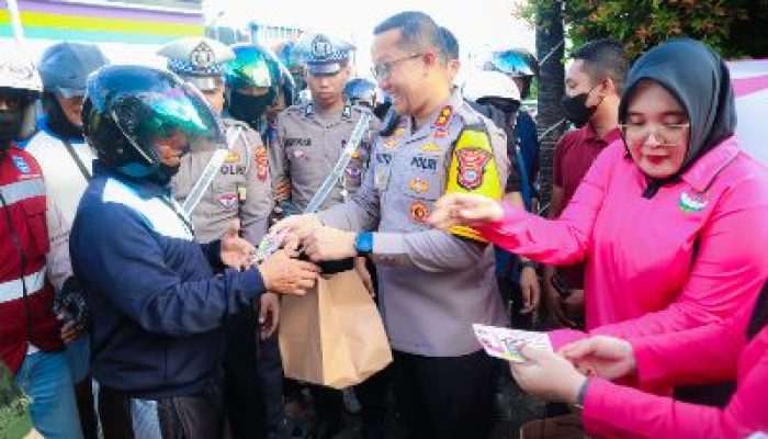 Dukung Tugas Suami, Bhayangkari Cabang Banggai Bagikan Takjil