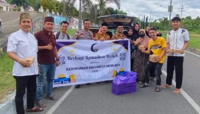 Keluarga Besar Moidady (KKM) Gelar Bagi-Bagi Takjil di Kota Salakan