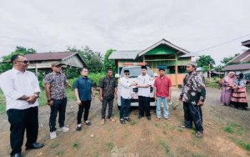Dukung Layanan Kesehatan, Bupati Amirudin Serahkan Ambulance ke Desa Sinorang