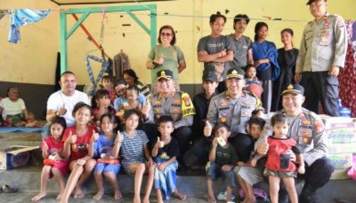 Kapolres Morowali Utara Kunjungi Pengungsi Banjir Desa Bunta, Sekaligus Berikan Bantuan Sembako