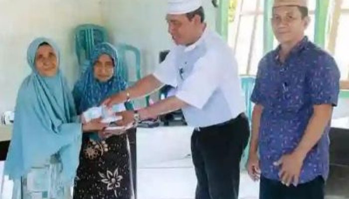 Camat Liang Hadiri Penyerahan BLT Tahap 1 di Desa Popidolon