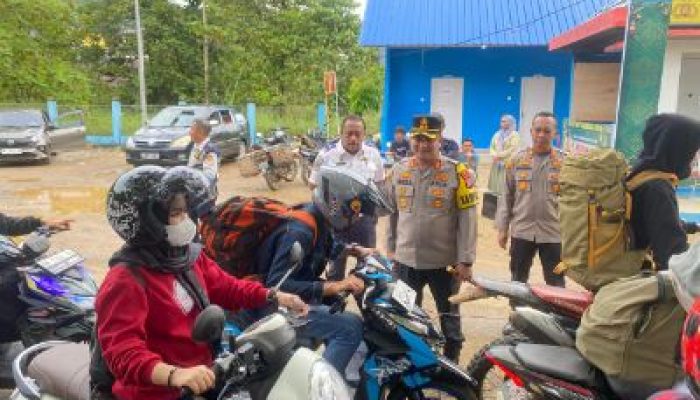 Kapolres Morowali Utara Mengecek Arus Mudik di Pelabuhan Feri Kolonodale, Lonjakan Pemudik Meningkat