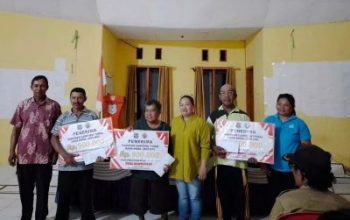 Kades Mamulusan Lisnawati Tabupok, Serahkan BLT DD Tahap 1 Kepada 18 KPM