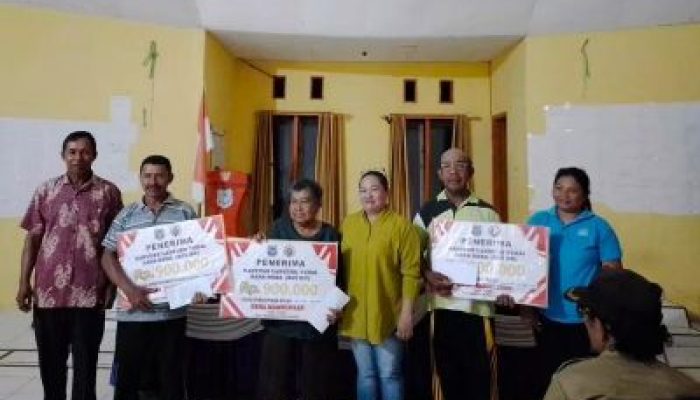 Kades Mamulusan Lisnawati Tabupok, Serahkan BLT DD Tahap 1 Kepada 18 KPM