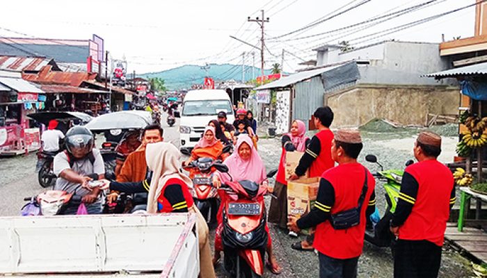 Peserta Didik Yayasan Al Azizu Tapak Wali Indonesia Komda Sulteng Bagi Takjil Pada Masyarakat