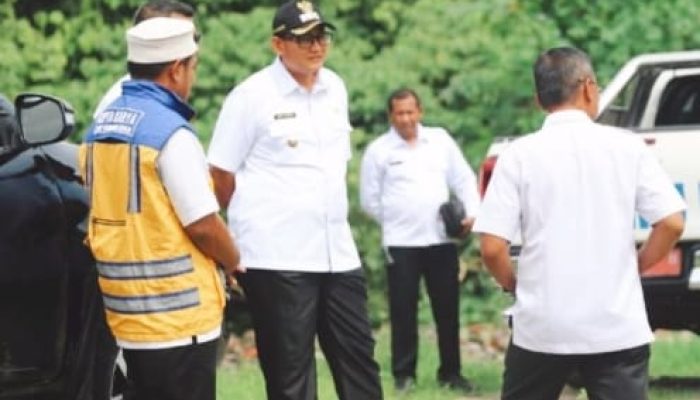 Wabup Serfi Kambey Didampingi Kadis PUPR Bangkep dan DLH, Tinjau Langsung Lokasi Tempat Pembuangan Sampah Terpadu di Desa Sayong Kecamatan Tinangkung