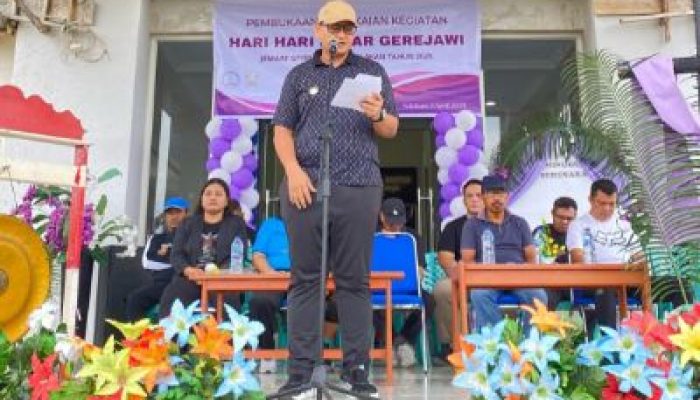 Wakil Bupati Bangkep Serfi Kambey, Membuka Kegiatan Hari Besar Gerejawi Jemaat Imanuel Salakan