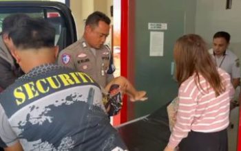 Aksi Heroik! Polantas Polres Morowali Utara, Sigap Selamatkan Nyawa Anak Yang Kejang-Kejang di Tengah Banjir
