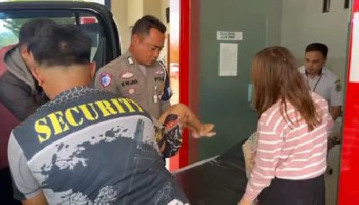 Aksi Heroik! Polantas Polres Morowali Utara, Sigap Selamatkan Nyawa Anak Yang Kejang-Kejang di Tengah Banjir