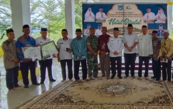 Bupati Bangkep Serahkan Penghargaan Kepada Masjid An-Nur Desa Baka, Sebagai Masjid Percontohan dan Terkonsisten