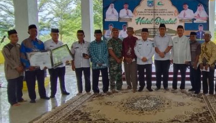Bupati Bangkep Serahkan Penghargaan Kepada Masjid An-Nur Desa Baka, Sebagai Masjid Percontohan dan Terkonsisten