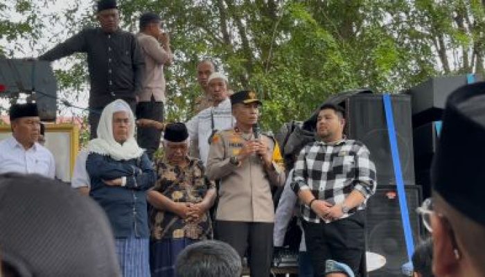 Wakapolda Sulteng Dihadapan Masa Aksi Bela Guru Tua : Bersabar, Serahkan Sepenuhnya Kepada Kepolisian Untuk Menangani