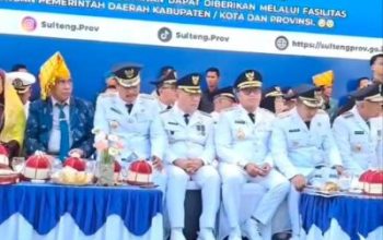 Bupati Bangkep Terima Penghargaan UHC, di Perayaan HUT ke-61 Provinsi Sulawesi Tengah