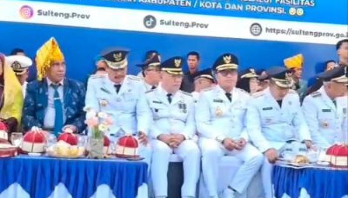 Bupati Bangkep Terima Penghargaan UHC, di Perayaan HUT ke-61 Provinsi Sulawesi Tengah