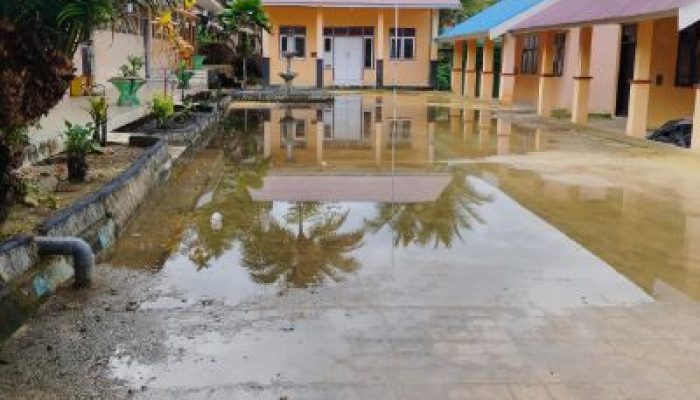 Proyek Amburadul, Murid Tak Bisa Laksanakan Upacara Akibat Genangan Air di Halaman SD Pembina Liang