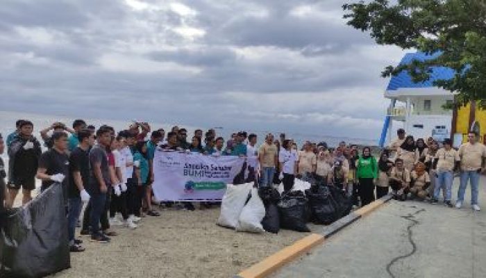 Peringati Hari Bumi, Dispar Banggai dan Hotel Santika Gelar Aksi Bersih Sampah Disisir di Jalur Menuju Pantai Kilo 5