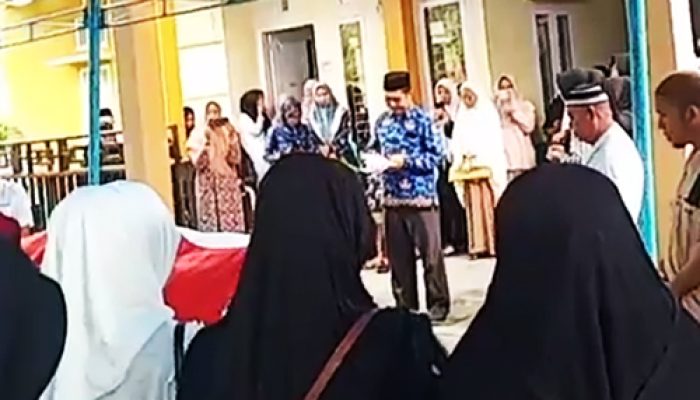 Kepala Inpektorat Tojo Una Una, Memimpin Upacara Pelepasan Jenazah Kurnia Satria